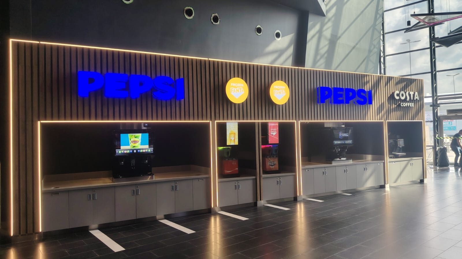 Litery podświetlane dla PEPSI, FANTY oraz COSTA COFFEE