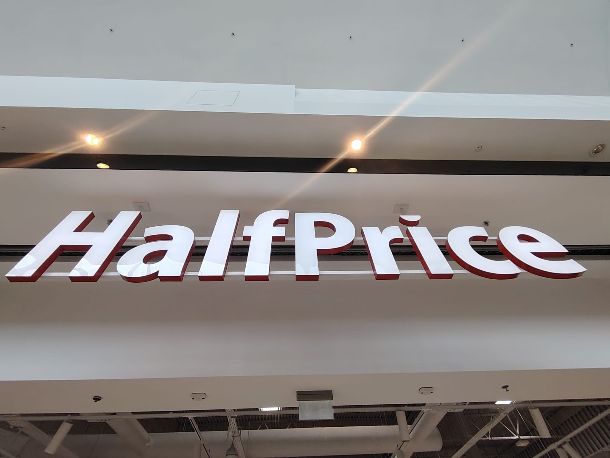 Od zgaszonego logo do świetlistej wizytówki