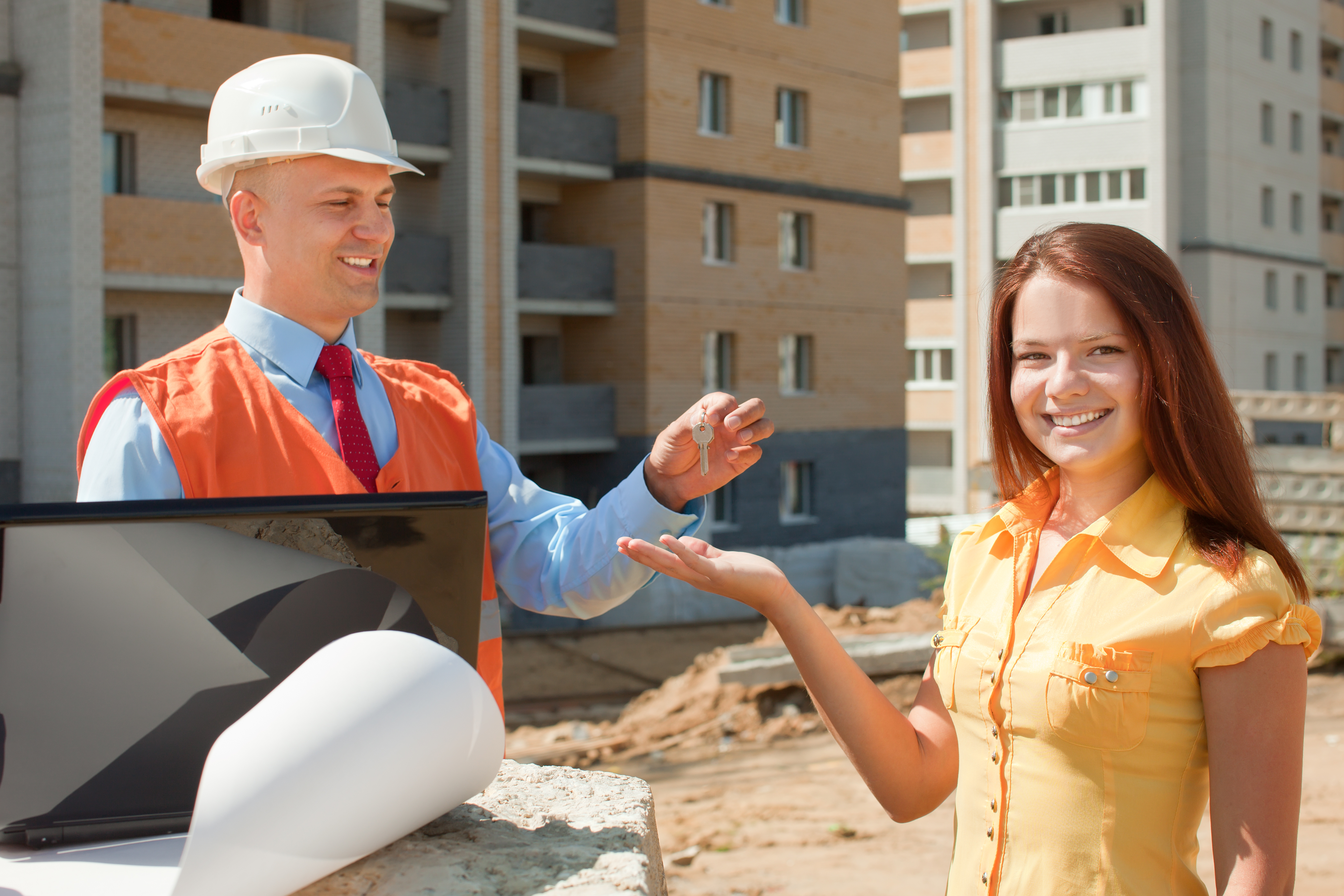 builder-presents-keys-girl
